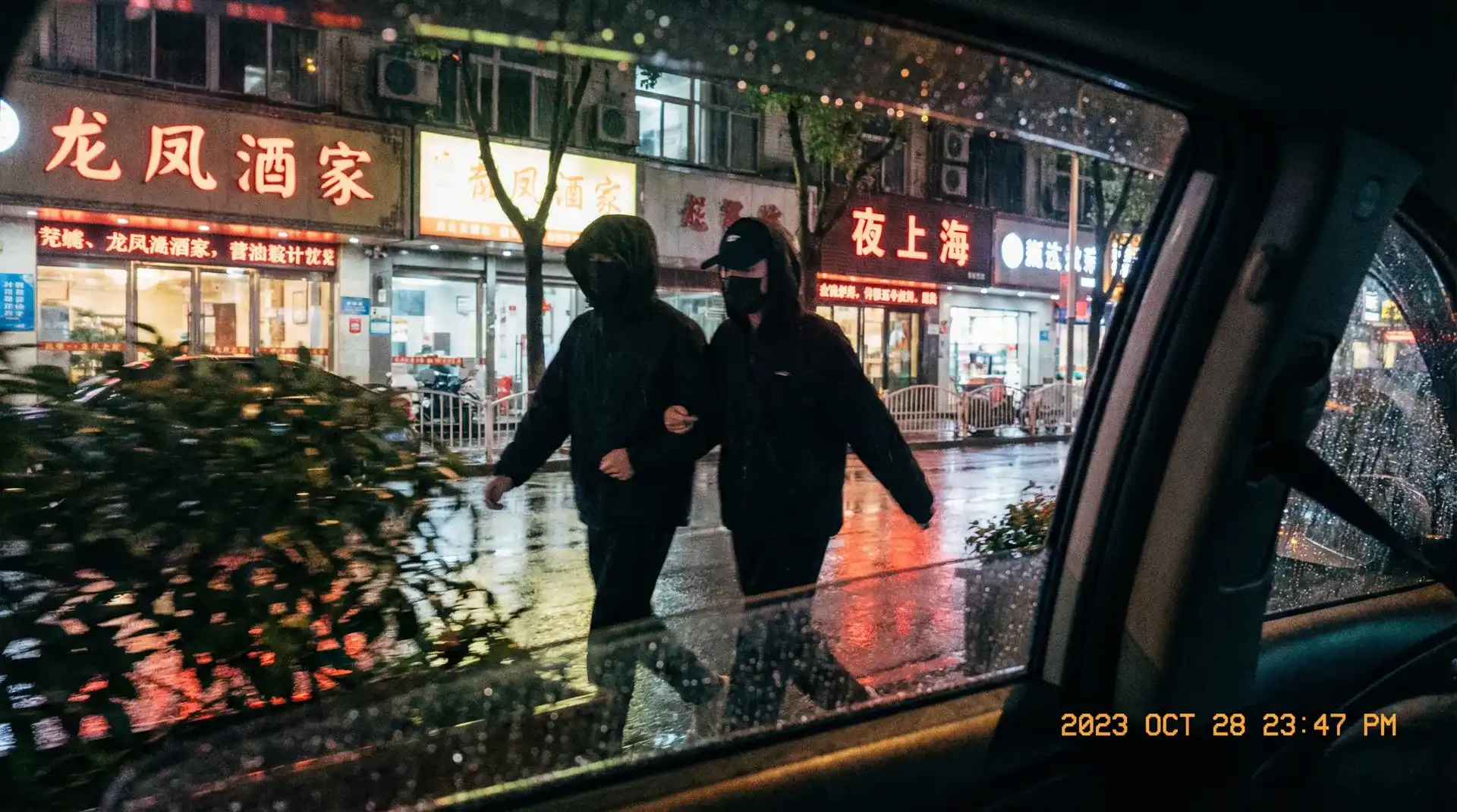 华体育官网 - 顶流明星深夜密会现场抓拍照片